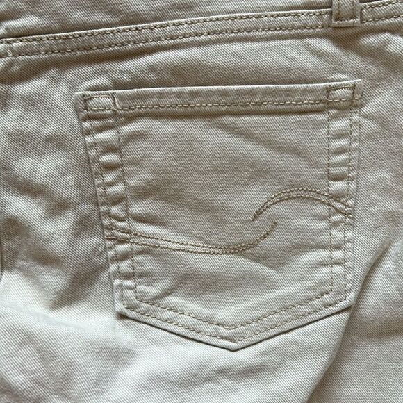 Levi’s Tan Jean Shorts - Picture 4 of 8